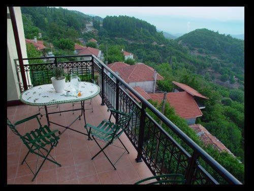 Hotel Isaraiko Spiti Agia Theodora Isaris Dış mekan fotoğraf